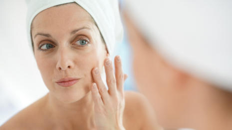 Žena se dotýká její tváře po použití produktu Bepanthen DERMA
