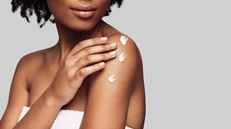 Žena nanáší Bepanthen DERMA tělové mléko na kůži