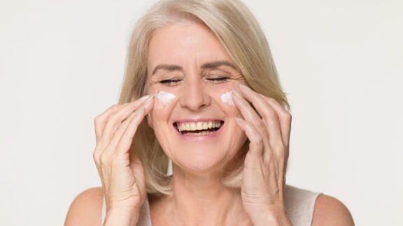 Zralá žena používající krém na obličej Bepanthen DERMA