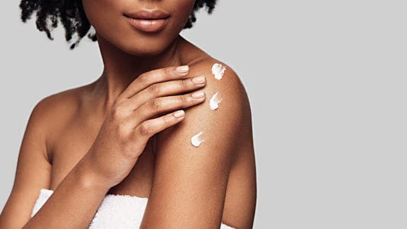 Mladá žena aplikuje produkt Bepanthen DERMA na pokožku