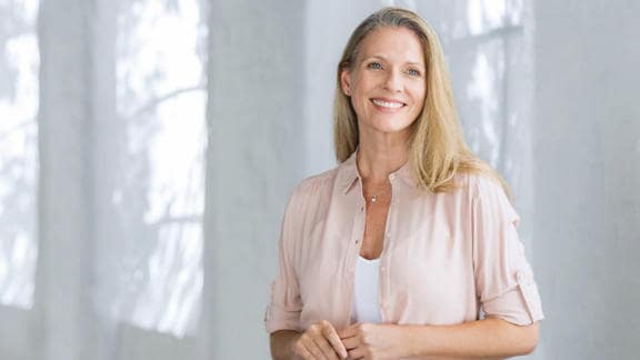 Zralá žena šťastná po použití produktu Bepanthen DERMA